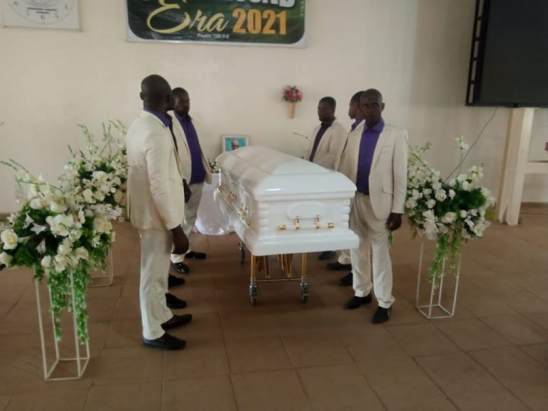 undertakers-during-burial